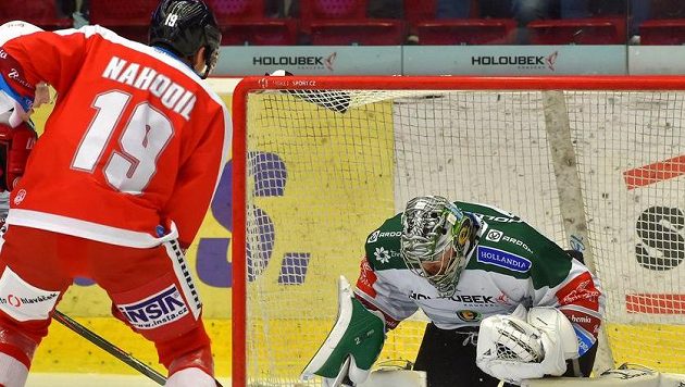 Zleva Lukáš Nahodil z Olomouce a brankář Karlových Varů Filip Novotný. Zleva Lukáš Nahodil z Olomouce a brankář Karlových Varů Filip Novotný.