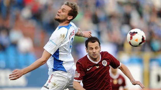 Ostravský Dávid Škutka (vlevo) a Marek Matějovský ze Sparty v posledním vzájemném duelu na Bazalech. Ostravský Dávid Škutka (vlevo) a Marek Matějovský ze Sparty v posledním vzájemném duelu na Bazalech.