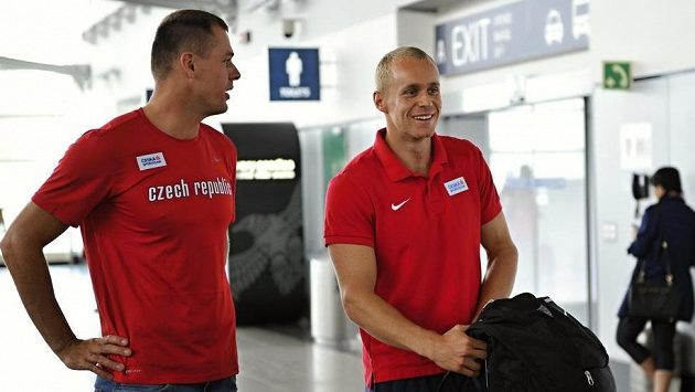 Petr Frydrych (vlevo) a Jakub Vadlejch před odletem do Londýna. V sobotu budou bojovat ve finále. Petr Frydrych (vlevo) a Jakub Vadlejch před odletem do Londýna. V sobotu budou bojovat ve finále.