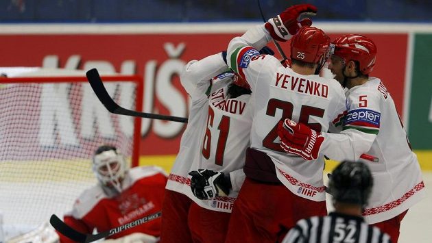Bělorouští hokejisté se radují z gólu proti Dánsku v utkání na MS v Ostravě. V pozadí jejich oslavu sleduje brankář Patrick Galbraith (vlevo). Bělorouští hokejisté se radují z gólu proti Dánsku v utkání na MS v Ostravě. V pozadí jejich oslavu sleduje brankář Patrick Galbraith (vlevo).