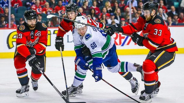 Útočník Vancouveru Markus Granlund (č. 60) v zápase s Calgary. Útočník Vancouveru Markus Granlund (č. 60) v zápase s Calgary.