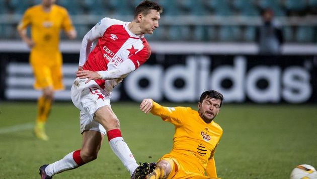 Milan Škoda ze Slavie Praha střílí gól Dukle. Milan Škoda ze Slavie Praha střílí gól Dukle.