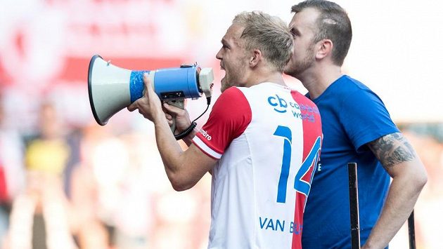 Mick van Buren během děkovačky s fanoušky Slavie po výhře nad Mladou Boleslaví. Mick van Buren během děkovačky s fanoušky Slavie po výhře nad Mladou Boleslaví.
