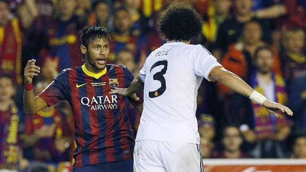 Útočník Barcelony Neymar (vlevo) v duelu s Realem Madrid. Útočník Barcelony Neymar (vlevo) v duelu s Realem Madrid.