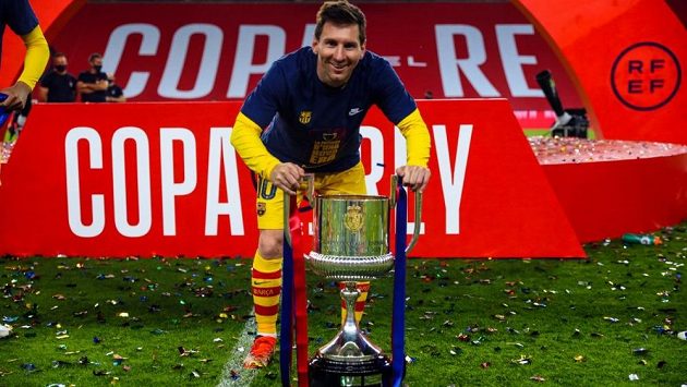 Lionel Messi s trofejí po vyhraném finále Španělského poháru. Lionel Messi s trofejí po vyhraném finále Španělského poháru.