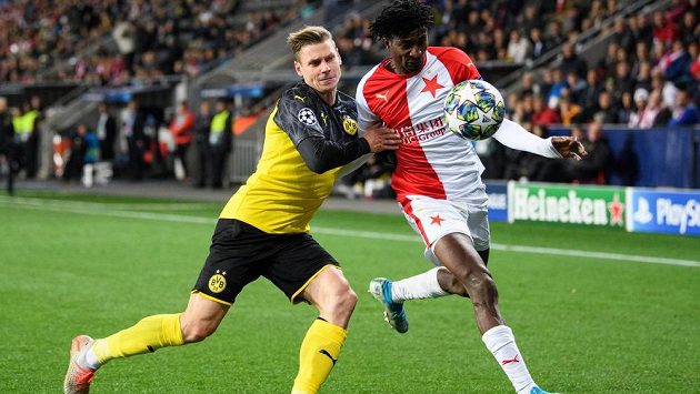 Lukasz Piszczek z Dortmundu a Peter Olayinka ze Slavie Praha během utkání základní skupiny Ligy mistrů v Praze. Lukasz Piszczek z Dortmundu a Peter Olayinka ze Slavie Praha během utkání základní skupiny Ligy mistrů v Praze.