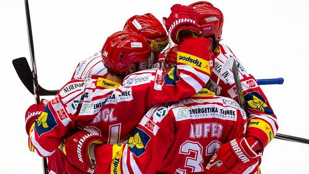 Třinečtí hokejisté se radují z gólu proti Plzni v utkání 6. kola Tipsport extraligy. Třinečtí hokejisté se radují z gólu proti Plzni v utkání 6. kola Tipsport extraligy.