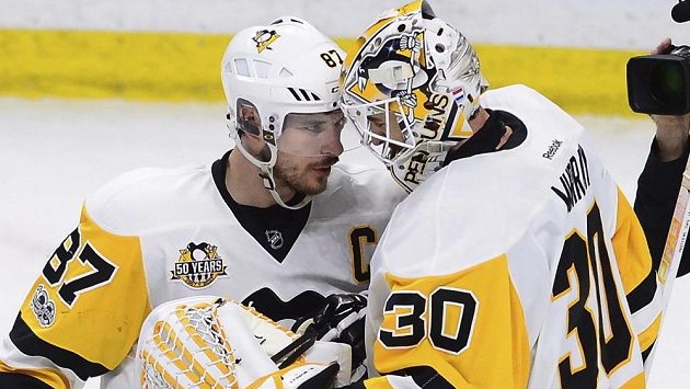 Sidney Crosby (vlevo) oslavuje s brankářem Mattem Murrayem vítězství ve čtvrtém zápase finále Východní konference NHL s Ottawou. Sidney Crosby (vlevo) oslavuje s brankářem Mattem Murrayem vítězství ve čtvrtém zápase finále Východní konference NHL s Ottawou.