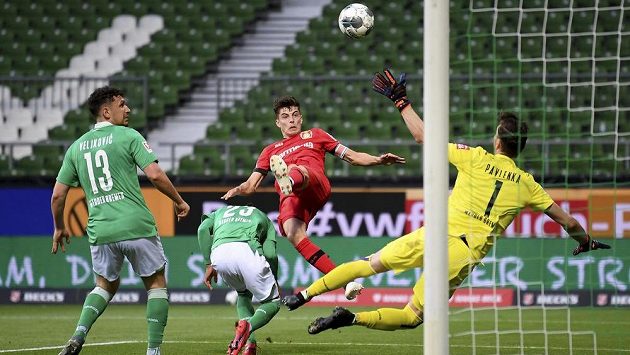 Kai Havertz z Leverkusenu (v červeném) překonává v utkání proti Brémám českého brankáře Jiřího Pavlenku. Kai Havertz z Leverkusenu (v červeném) překonává v utkání proti Brémám českého brankáře Jiřího Pavlenku.