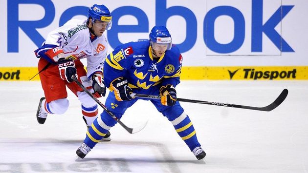 Švédský útočník Linus Klasen (vpravo) a český forvard Petr Koukal. Švédský útočník Linus Klasen (vpravo) a český forvard Petr Koukal.