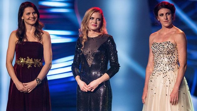 Tenistka Lucie Šafářová (vlevo), biatlonistka Gabriela Soukalová a atletka Zuzana Hejnová během vyhlášení novinářské ankety Sportovec roku 2015 v Praze. Tenistka Lucie Šafářová (vlevo), biatlonistka Gabriela Soukalová a atletka Zuzana Hejnová během vyhlášení novinářské ankety Sportovec roku 2015 v Praze.