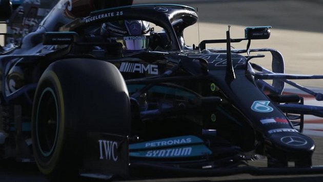 Lewis Hamilton během testů. Lewis Hamilton během testů.
