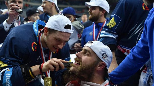 Hráči Liberce holí plnovous kapitána Jana Výtiska na oslavu vítězství po finále extraligy proti Spartě. Hráči Liberce holí plnovous kapitána Jana Výtiska na oslavu vítězství po finále extraligy proti Spartě.