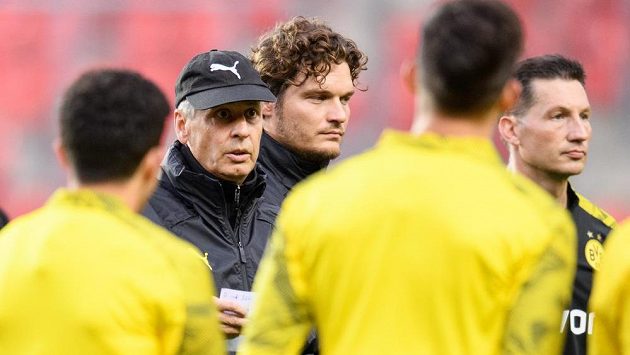 Trenér Dortmundu Lucien Favre během tréninku před utkáním základní skupiny Ligy mistrů na hřišti Slavie Praha. Trenér Dortmundu Lucien Favre během tréninku před utkáním základní skupiny Ligy mistrů na hřišti Slavie Praha.