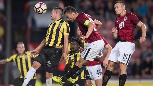 Kapitán David Lafata hlavičkuje na branku Vitesse Arnhem. Kapitán David Lafata hlavičkuje na branku Vitesse Arnhem.