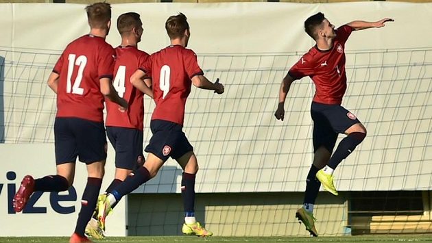 Tomáš Ostrák (vpravo) se raduje z úvodní trefy v utkání o postup na mistrovství Evropy 2023 fotbalistů do 21 let mezi Českem a Albánií. Tomáš Ostrák (vpravo) se raduje z úvodní trefy v utkání o postup na mistrovství Evropy 2023 fotbalistů do 21 let mezi Českem a Albánií.