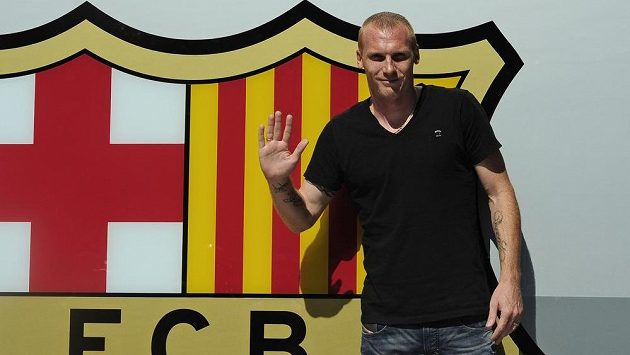 Jérémy Mathieu zdraví fanoušky při oficiálním přivítání v Barceloně. Jérémy Mathieu zdraví fanoušky při oficiálním přivítání v Barceloně.