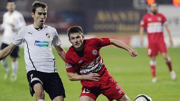 Záložník Plzně Tomáš Hořava (vlevo) a záložník Zbrojovky Milan Lutonský. Záložník Plzně Tomáš Hořava (vlevo) a záložník Zbrojovky Milan Lutonský.