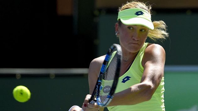 Denisa Allertová během utkání s Angelique Kerberovou v Indian Wells. Denisa Allertová během utkání s Angelique Kerberovou v Indian Wells.