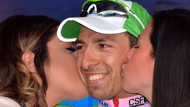 Domácí cyklista Stefano Pirazzi si užívá polibků hostesek po triumfu v 17. etapě Gira d´Italia. Domácí cyklista Stefano Pirazzi si užívá polibků hostesek po triumfu v 17. etapě Gira d´Italia.
