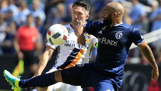 Irský útočník Robbie Keane (vlevo) z Los Angeles Galaxy v souboji s obráncem Kevinem Ellisem z Kansasu. Irský útočník Robbie Keane (vlevo) z Los Angeles Galaxy v souboji s obráncem Kevinem Ellisem z Kansasu.