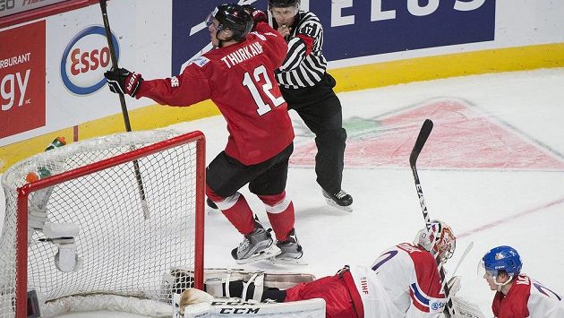 Český gólman Jakub Škarek a spoluhráč David Kaše po inkasovaném gólu od Švýcara Calvian Thurkaufa. Český gólman Jakub Škarek a spoluhráč David Kaše po inkasovaném gólu od Švýcara Calvian Thurkaufa.