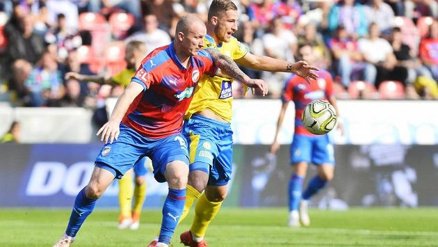 Plzeňský střelec Michael Krmenčík v souboji o míč s Pavlem Čmovšem z Teplic v utkání 11. kola. Plzeňský střelec Michael Krmenčík v souboji o míč s Pavlem Čmovšem z Teplic v utkání 11. kola.