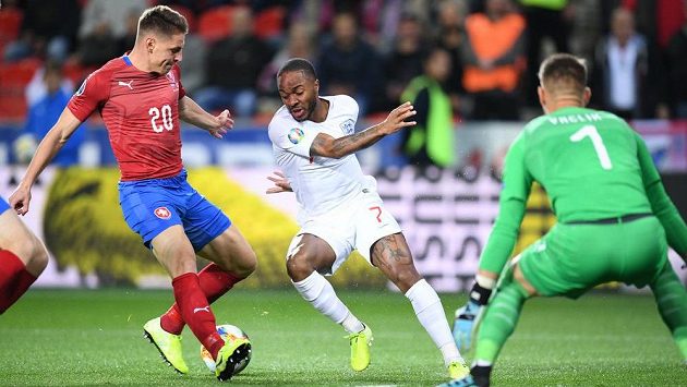 Český reprezentant Lukáš Masopust (vlevo) fauluje v šestnáctce Angličana Raheema Sterlinga v kvalifikačním duelu v Praze. Český reprezentant Lukáš Masopust (vlevo) fauluje v šestnáctce Angličana Raheema Sterlinga v kvalifikačním duelu v Praze.
