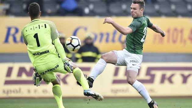 Jablonecký útočník Stanislav Tecl na brankáře Zbrojovky Dušana Melichárka v utkání 13. kola HET ligy nevyzrál. Jablonecký útočník Stanislav Tecl na brankáře Zbrojovky Dušana Melichárka v utkání 13. kola HET ligy nevyzrál.