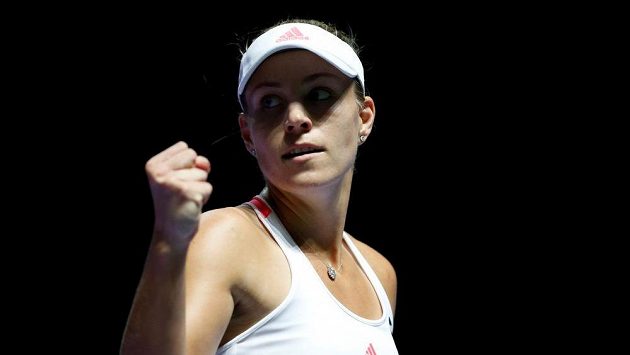Vítězné gesto Němky Angelique Kerberové v utkání se Simonou Halepovou na Turnaji mistryň. Vítězné gesto Němky Angelique Kerberové v utkání se Simonou Halepovou na Turnaji mistryň.