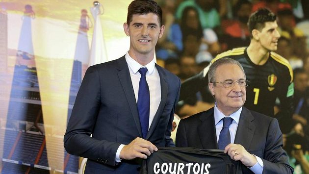 Brankář Thibaut Courtois (vlevo) a prezident Realu Florentino Pérez. Brankář Thibaut Courtois (vlevo) a prezident Realu Florentino Pérez.