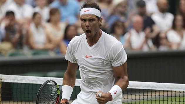 Rafael Nadal slaví po jedné z vyhraných výměn nad Novakem Djokovičem. Rafael Nadal slaví po jedné z vyhraných výměn nad Novakem Djokovičem.