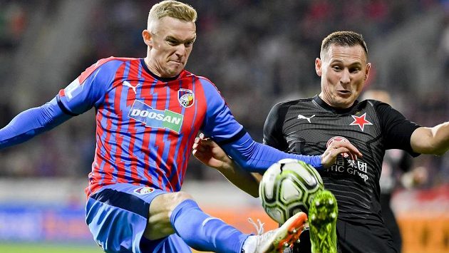 V souboji o míč (zleva) Roman Procházka z Plzně a Jan Bořil ze Slavie. V souboji o míč (zleva) Roman Procházka z Plzně a Jan Bořil ze Slavie.