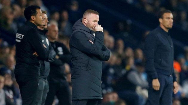 Zamyšlený kouč Derby County Wayne Rooney nehodlá klub opustit ani v jeho těžké chvíli. Zamyšlený kouč Derby County Wayne Rooney nehodlá klub opustit ani v jeho těžké chvíli.