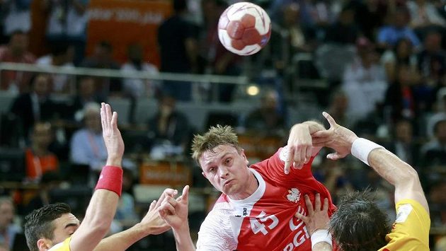 Polský házenkář Michal Szyba (uprostřed) se snaží prosadit mezi španělskou bránící dvojicí Valero Rivera (vlevo) a Antonio García. Polský házenkář Michal Szyba (uprostřed) se snaží prosadit mezi španělskou bránící dvojicí Valero Rivera (vlevo) a Antonio García.