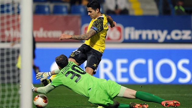 Záložník Sevilly Víctor Machín (ve žlutém dresu) střílí gól proti Liberci v zápase Evropské ligy. Záložník Sevilly Víctor Machín (ve žlutém dresu) střílí gól proti Liberci v zápase Evropské ligy.