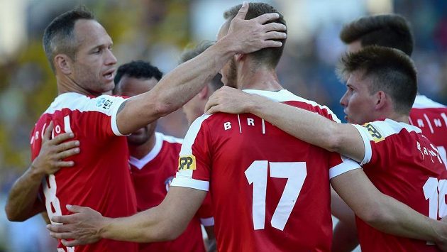 Hráči Brna se radují v Teplicích z gólu, zleva vpředu Jan Polák, Miloš Kratochvíl a Milan Lutonský. Hráči Brna se radují v Teplicích z gólu, zleva vpředu Jan Polák, Miloš Kratochvíl a Milan Lutonský.