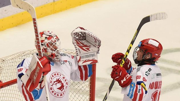Brankář Šimon Hrubec a Lukáš Doudera z Třince se radují z vítězství nad Plzní. Brankář Šimon Hrubec a Lukáš Doudera z Třince se radují z vítězství nad Plzní.