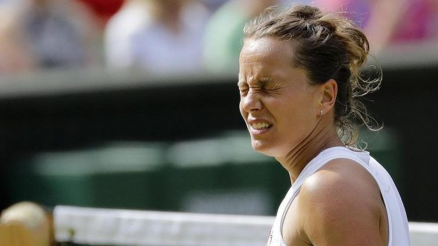 Česká tenistka Barbora Strýcová snad ani nechtěla sledovat, jak její soupeřka Serena Williamsová v semifinále Wimbledonu neomylně trefuje údery k lajnám. Česká tenistka Barbora Strýcová snad ani nechtěla sledovat, jak její soupeřka Serena Williamsová v semifinále Wimbledonu neomylně trefuje údery k lajnám.