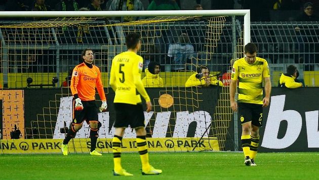 Fotbalisté Dortmundu jen krátce poté, co přišli doma proti Schalke o čtyřgólový náskok. Fotbalisté Dortmundu jen krátce poté, co přišli doma proti Schalke o čtyřgólový náskok.