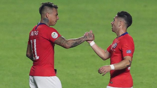 Fotbalisté Chile vykročili za obhajobou titulu na mistrovství Jižní Ameriky vítězstvím 4:0 nad hostujícím týmem Japonska. Dvěma góly přispěl Vargas. Fotbalisté Chile vykročili za obhajobou titulu na mistrovství Jižní Ameriky vítězstvím 4:0 nad hostujícím týmem Japonska. Dvěma góly přispěl Vargas.