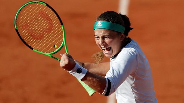 Vítězné gesto Lotyšky Jeleny Ostapenkové ve čtvrtfinále French Open. Vítězné gesto Lotyšky Jeleny Ostapenkové ve čtvrtfinále French Open.