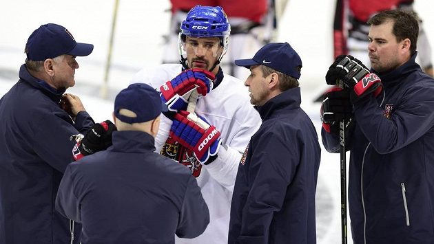 Kapitán Tomáš Plekanec v diskuzi s trenéry české hokejové reprezentace (zleva) Vladimírem Vůjtkem, Jiřím Kalousem, Josefem Jandačem a Jaroslavem Špačkem při tréninku v Moskvě. Kapitán Tomáš Plekanec v diskuzi s trenéry české hokejové reprezentace (zleva) Vladimírem Vůjtkem, Jiřím Kalousem, Josefem Jandačem a Jaroslavem Špačkem při tréninku v Moskvě.