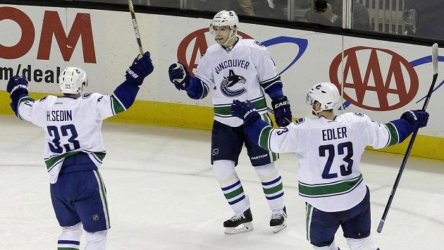 Radim Vrbata po rozhodujícím gólu do sítě San Jase. Jako obvykle nedává příliš najevo svou radost. Radim Vrbata po rozhodujícím gólu do sítě San Jase. Jako obvykle nedává příliš najevo svou radost.