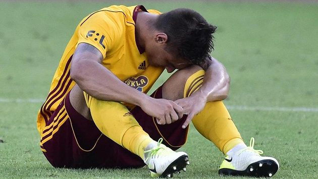 Zklamaný Martin Chlumecký si dal vlastní gól, Dukla podlehla na domácím hřišti Bohemians 0:1 Zklamaný Martin Chlumecký si dal vlastní gól, Dukla podlehla na domácím hřišti Bohemians 0:1