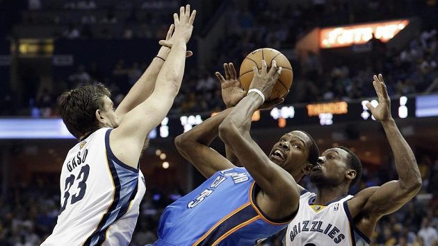 Kevin Durant (35) z Oklahomy střílí z těžké pozice, brání ho Marc Gasol (33) a Tony Allen (9) z Memphisu. Kevin Durant (35) z Oklahomy střílí z těžké pozice, brání ho Marc Gasol (33) a Tony Allen (9) z Memphisu.