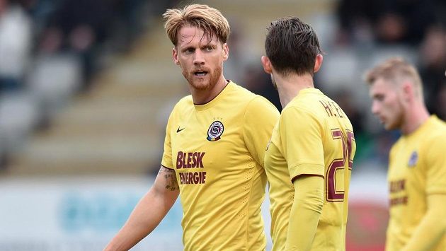 Smutný Radoslav Kováč (vlevo) se spoluhráči ze Sparty po vyřazení ve čtvrtfinále Poháru FAČR Jabloncem. Smutný Radoslav Kováč (vlevo) se spoluhráči ze Sparty po vyřazení ve čtvrtfinále Poháru FAČR Jabloncem.