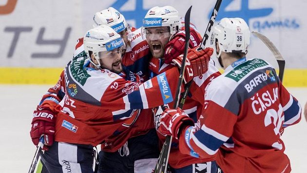 Pardubický útočník Rostislav Marosz (vlevo) slaví se spoluhráči gól. Pardubický útočník Rostislav Marosz (vlevo) slaví se spoluhráči gól.