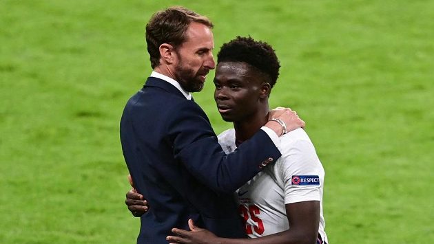 Anglický reprezentant Bukayo Saka a kouč Albionu Gareth Southgate během zápasu s českou reprezentací,. Anglický reprezentant Bukayo Saka a kouč Albionu Gareth Southgate během zápasu s českou reprezentací,.