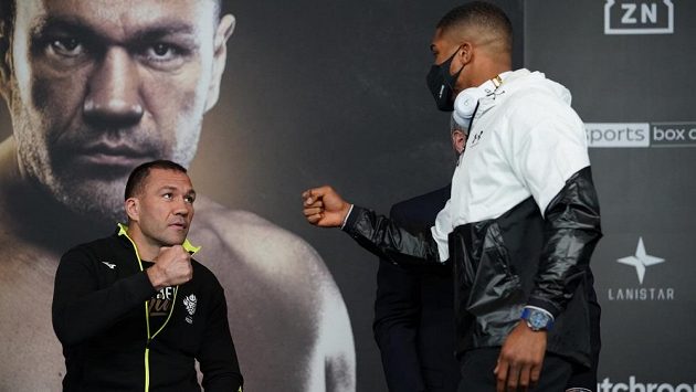 Kubrat Pulev (vlevo) a Anthony Joshua na tiskové konferenci před zápasem. Kubrat Pulev (vlevo) a Anthony Joshua na tiskové konferenci před zápasem.